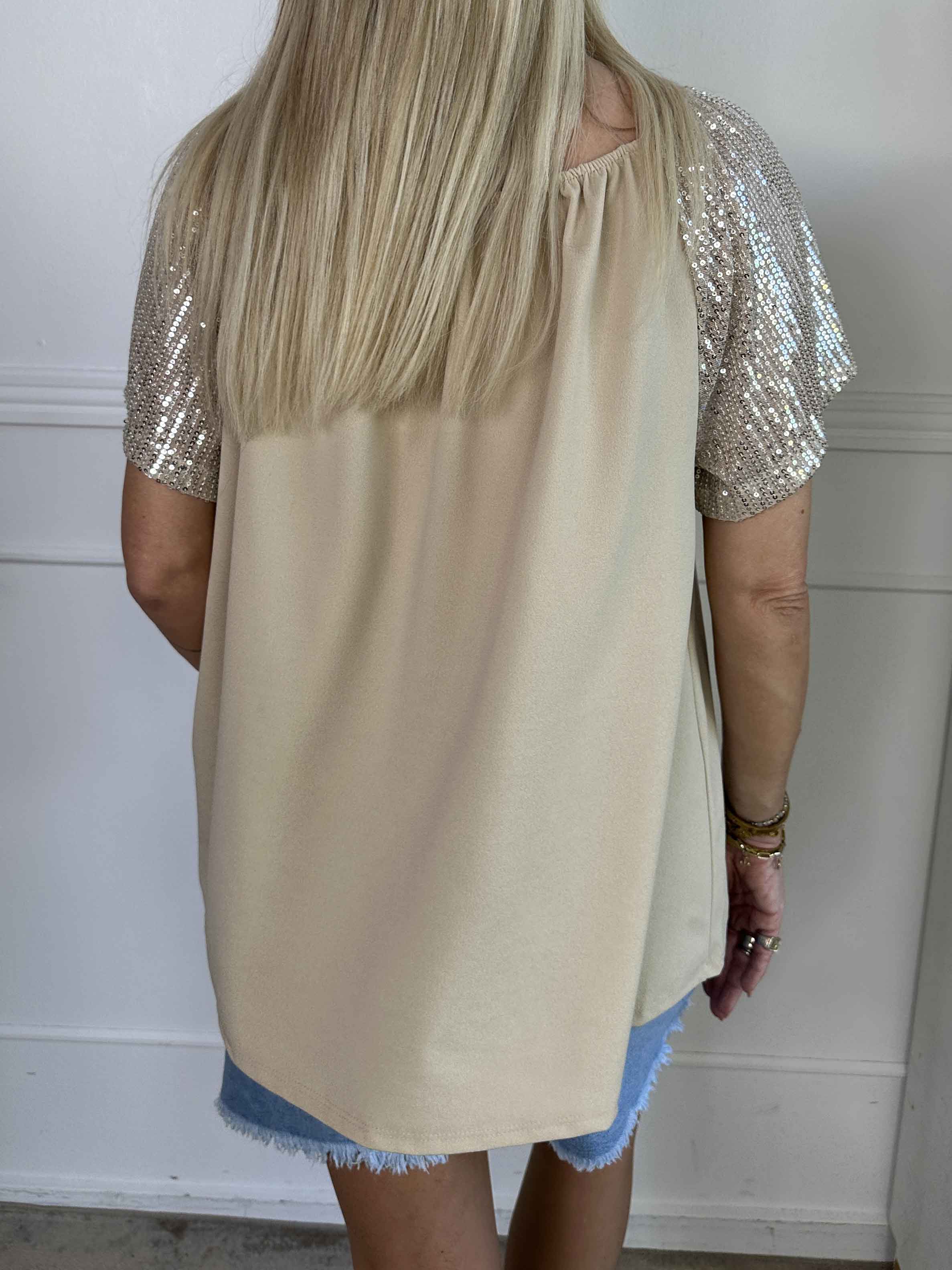 Kim Shirt - Sød og feminin elastisk bluse med glitrende pailletærmer